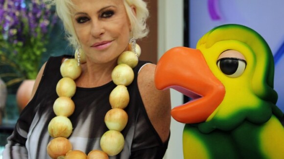 Ana Maria Braga usa colar feito de cebolas para criticar preço do alimento