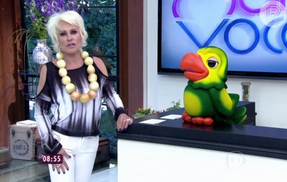 Ana Maria Braga apareceu com colar feito de cebolas no início do 'Mais Você' desta segunda-feira, 10 de agosto de 2015