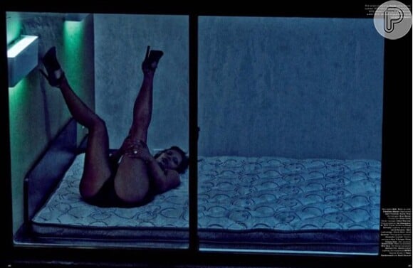 Em outro ensaio sensual, Kim Kardashian aparece deitada de lingerie em uma cama, com as pernas para o ar