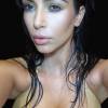 Kim Kardashian exibe generoso decote em foto postada no Instagram