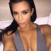 As selfies exibindo os seios em generosos decotes são as favoritas de Kim Kardashian