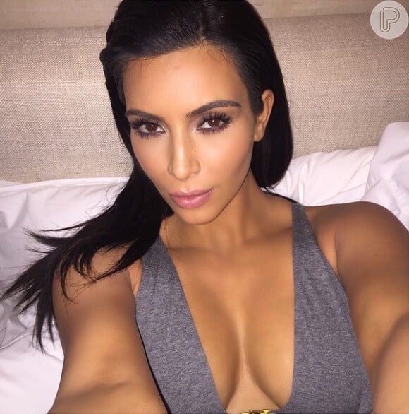 As selfies exibindo os seios em generosos decotes são as favoritas de Kim Kardashian