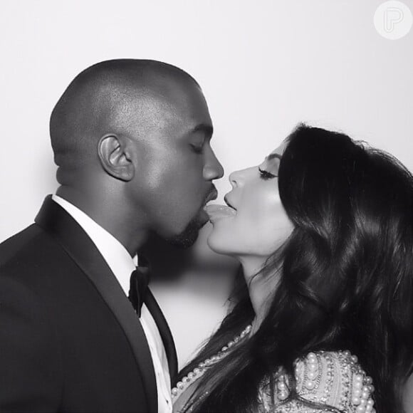 Ao comemorar um ano de casamento com Kanye West, Kim Kardashian mostrou um beijo caliente do casal no Instagram