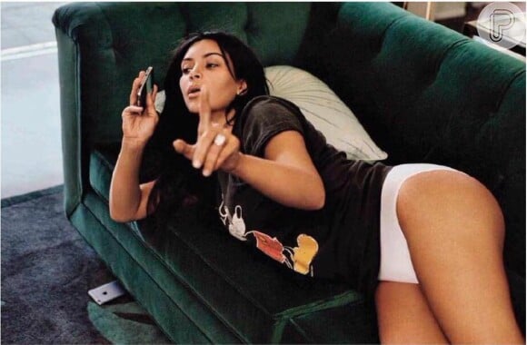 Em outra foto revista 'Vogue', Kim Kardashian aparece à vontade deitada em um sofá, de camisa e calcinha
