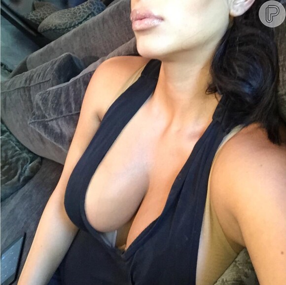 Kim Kardashian caprichou no decote para comemorar 42 milhões de seguidores no Instagram! A imagem foi publicada neste domingo, 9 de agosto de 2015