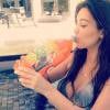 Kim Kardashian também mostrou foto provocante com decote, enquanto bebe refrigerante em uma garrafa
