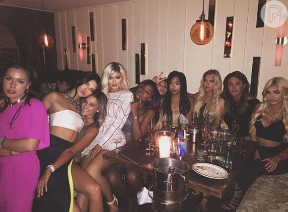 Kylie Jenner comemorou seu 18º aniversário com as irmãs e o pai, Caitlyn Jenner, na noite deste domingo, 9 de agosto de 2015: 'Minhas garotas'
