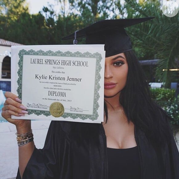 Kylie Jenner posou para fotos ao comemorar sua aprovação no segundo grau
