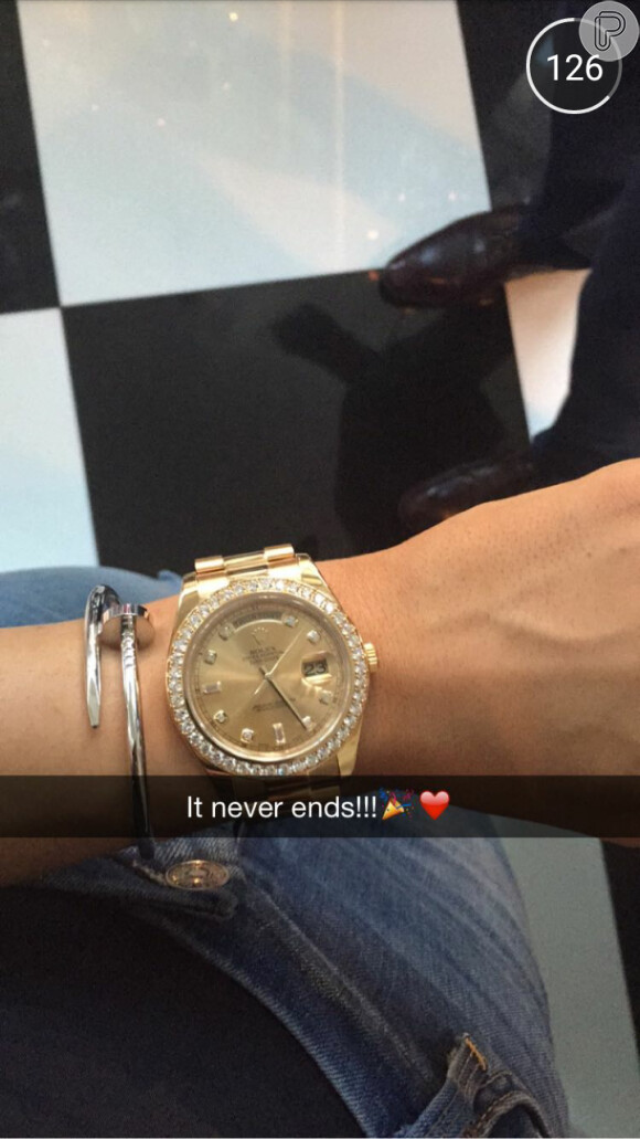 Kylie Jenner ganhou relógio Rolex de R$ 100 mil ao se formar no segundo grau