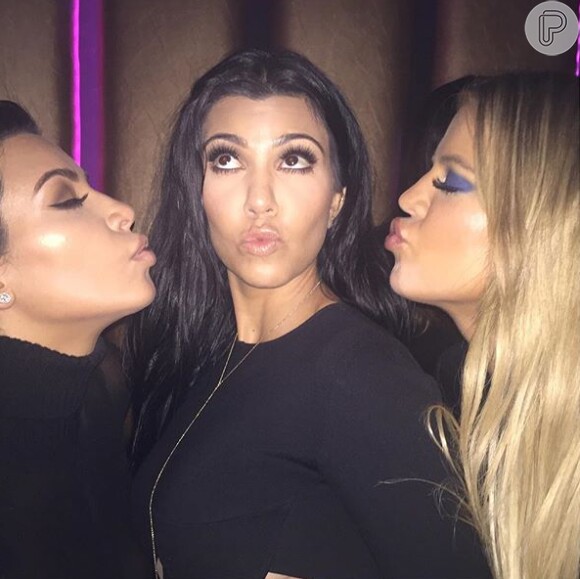 Kim Kardashian posou para foto com as irmãs Kourtney Kardashian e Khloé Kardashian, no aniversário da irmã Kylie Jenner