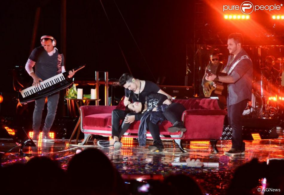 Luan Santana fez carinho na fã enquanto ela estava deitada no colo do cantor sentado no sofá