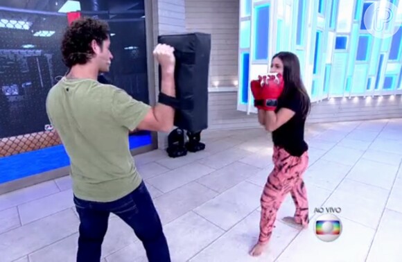Maria Joana brincou de lutar com Felipe Andreoli durante o 'Encontro com Fátima Bernardes'