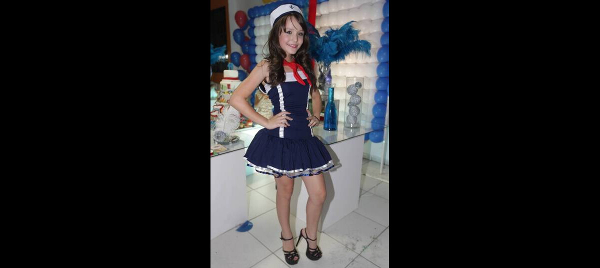 Foto Larissa Manoela j usava salto alto aos 13 anos Purepeople