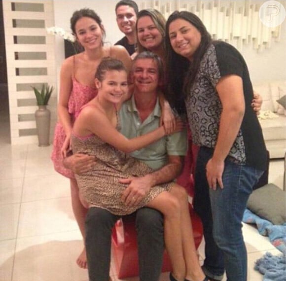 Bruna Marquezine festejou o Dia dos Pais ao lado de seu genitor, Telmo. Na foto, ele está com a filha caçula, Luana, no colo