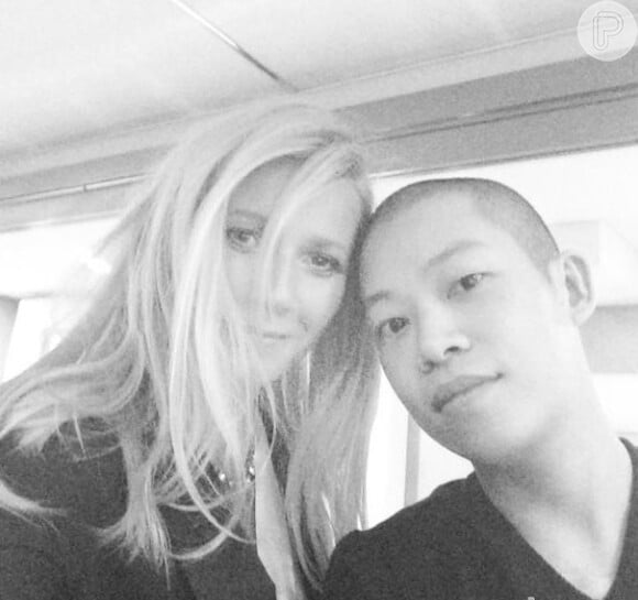 Gwyneth Paltrow fez a sua estreia da rede social em outubro de 2013, com essa foto, na qual posa ao lado de Jason Wu