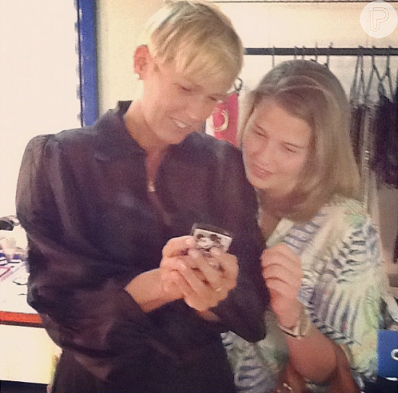 A primeira foto de Xuxa Meneghel no Instagram foi em 2012, onde ela aparece com Debby Lagranha