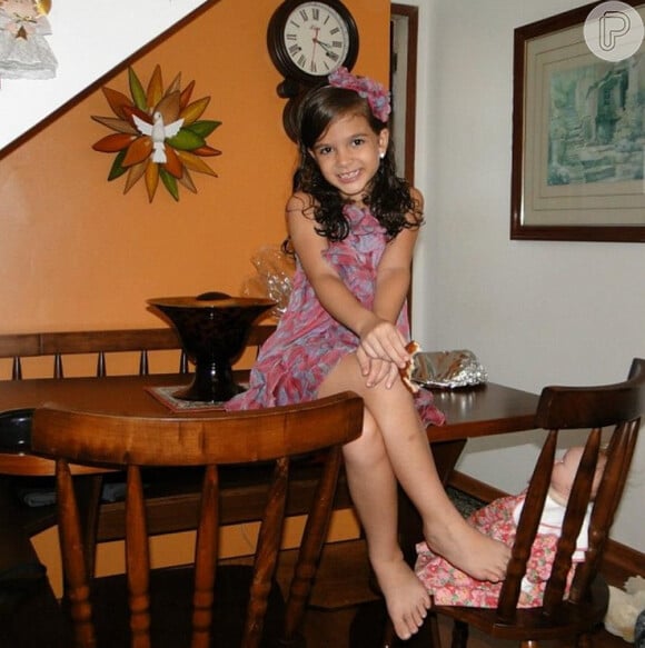 Mel Maia posou toda charmosa sobre a mesa da sala de casa para a sua primeira foto no Instagram, em 3 de janeiro de 2013
