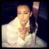 Em sua primeira foto no Instagram, Kim Kardashian mandou beijinho aos seus seguidores. A imagem, postada em 20 de fevereiro de 2012, teve 43.200 curtidas