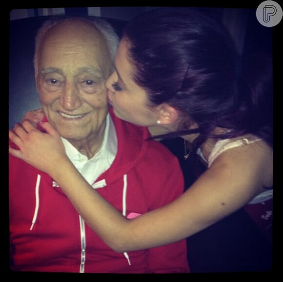 Ariana Grande postou uma foto com o avô em seu primeiro post no instagram, em 26 de dezembro de 2011