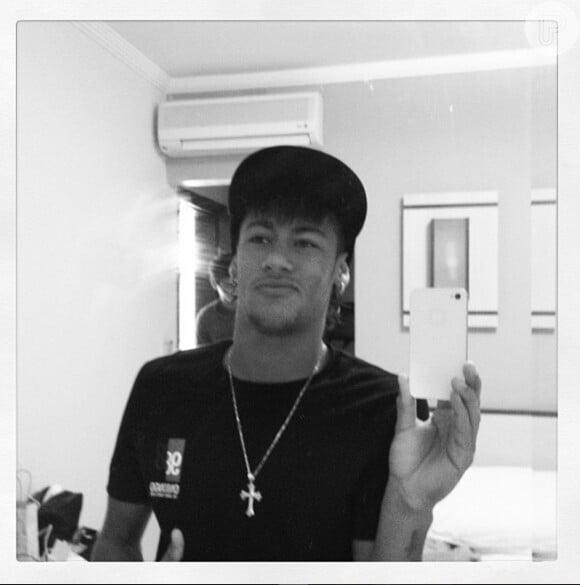 Essa foi a primeira foto postada por neymar, em 7 de março de 2012. Na legenda, o jogador escreveu: 'Boa tarde pra #Tois'