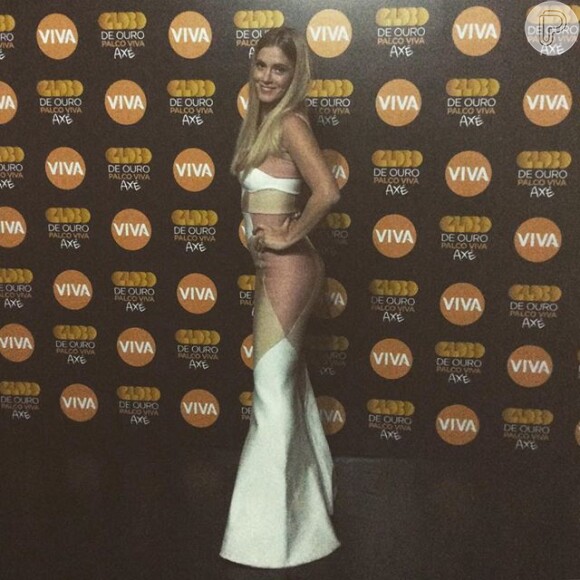 Carolina Dieckmann gravou para o especial 'Globo de Ouro Palco Viva', usando um vestido de R$ 6 mil, da grife Lolitta. Atriz recebe elogios no Instagram, no dia 11 de agosto de 2015