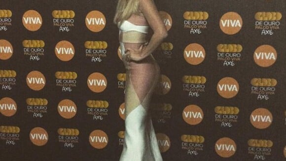 Carolina Dieckmann usa vestido de R$ 6 mil para programa do Canal Viva