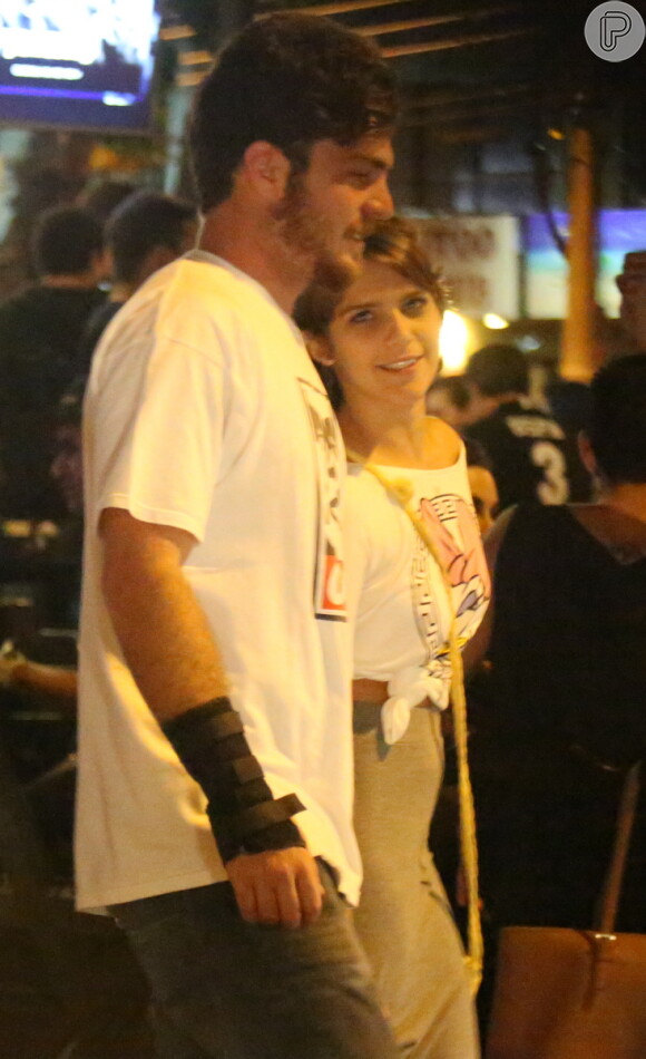 Isabella Santoni e Lucas Wakim foram vistos aos beijos no último final de semana, no Rio de Janeiro. Novo relacionamento da atriz dividiu a opinião dos fãs da artista, nas redes sociais