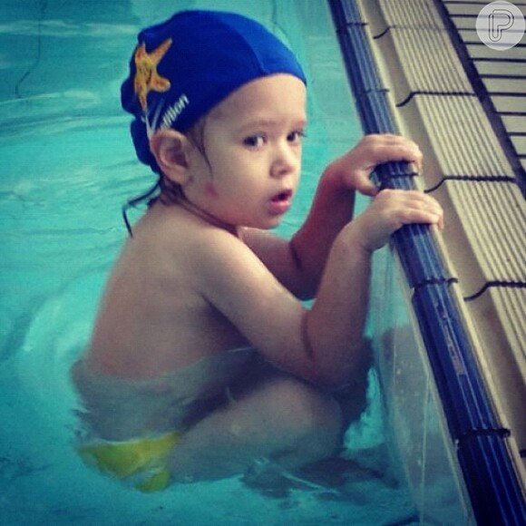 Adriane Galisteu posta foto do filho, Vittorio, na aula de natação, em 8 de dezembro de 2012
