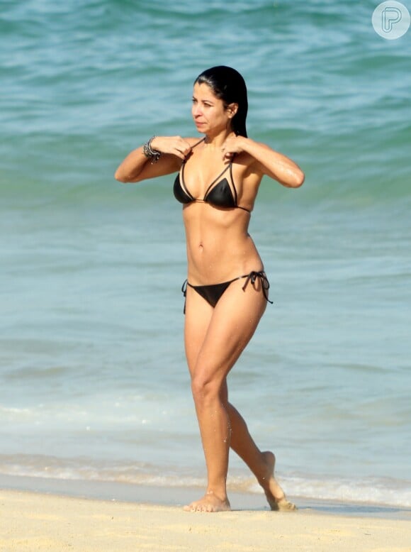 Anna Lima usou o biquíni em uma praia do Rio de Janeiro