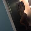 Grávida de cinco meses, Kim Kardashian fez uma foto nua para provar que não contratou uma barriga de aluguel. A imagem foi compartilhada em seu Instagram nesta terça-feira, 11 de agosto de 2015