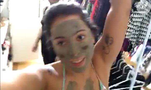 Com o rosto verde, Anitta acordou animada e começou a dançar