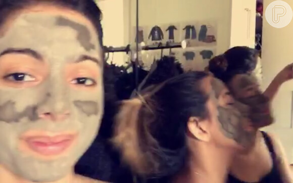 Anitta e sua amiga se filmaram para o Snapchat