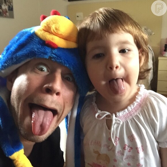 Tiago brinca com sua sobrinha Sofia