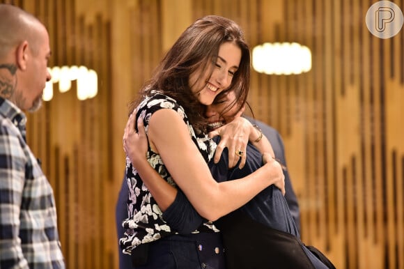 Paola Carosella abraçou Sabrina Kanai após a microempresária anunciar gravidez, durante o 'MasterChef Brasil'