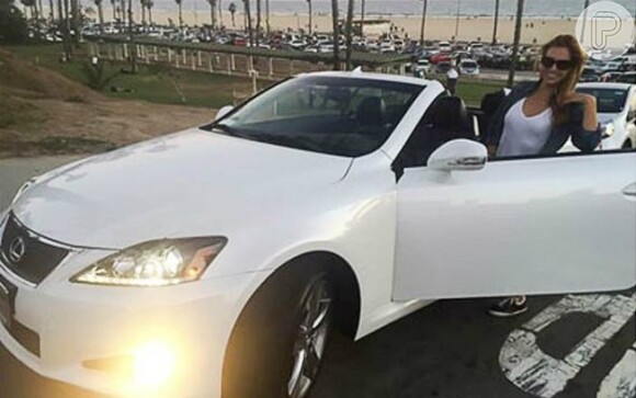 Babá Christine Ouzounian, pivô da separação de Ben Affleck, viajou para Las Vegas com Tom Brady. No Instagram, ela ostenta um Lexus de R$ 156 mil