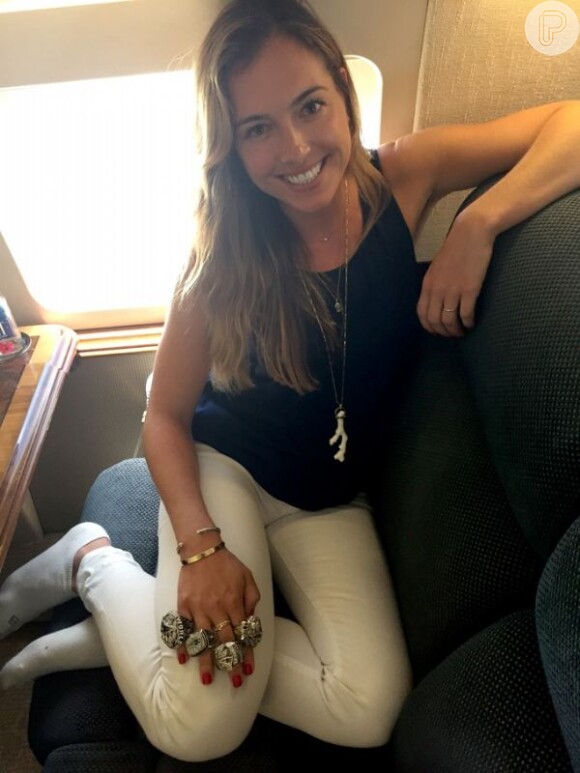 Christine Ouzounian posou com quatro anéis de Tom Brady, que os recebeu por vitória no Super Bowl