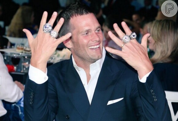 Tom Brady aparece em foto exibindo os quatro anéis de campeão da New England Patriots