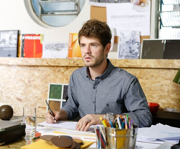 Benjamin (Maurício Destri) descobre que as contas da Pilartex estão zeradas, na novela 'I Love Paraisópolis'