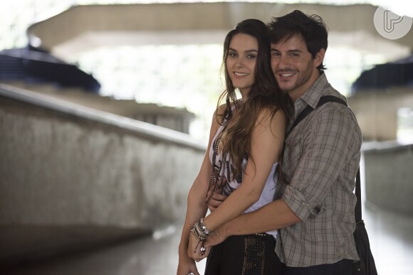 Mal sabe a ricaça de que o casamento é um golpe de Leila (Fernanda Machado) e Thales (Ricardo Tozzi), em 'Amor à Vida'