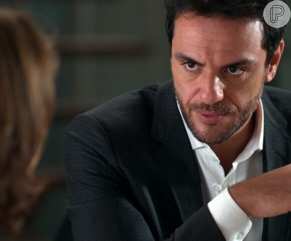 Alex (Rodrigo Lombardi) intervém e finge que deduz que Angel (Camila Queiroz) mentiu para a mãe porque foi procurar o ex-namorado, na novela 'Verdades Secretas'