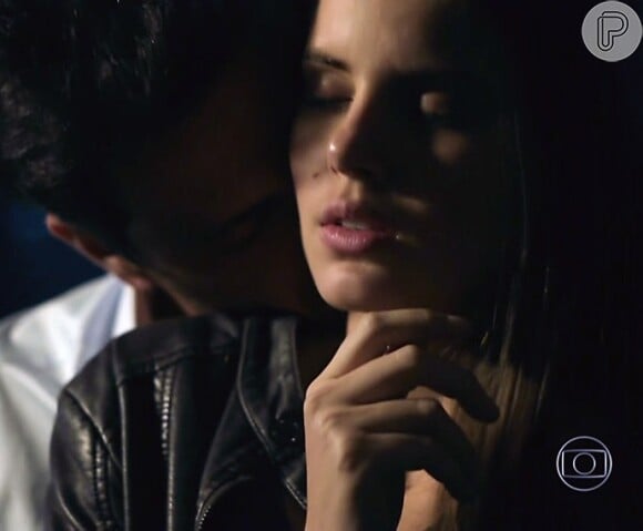 Angel (Camila Queiroz) não resistiu e transou com Alex (Rodrigo Lombardi) na cozinha da casa da mãe, na novela 'Verdades Secretas'