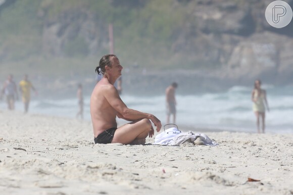 Ao lado do filho Pedro, Marcello Novaes nadou no mar e também aproveitou momentos de tranquilidade ao meditar na areia