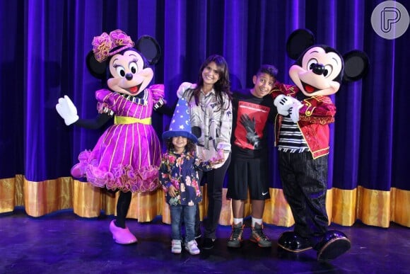 Aline Barros levou os filhos Nicolas, de 12 anos, e Maria Catherine, de 3 anos, ao musical 'Disney Live! O Caminho Mágico de Mickey & Minnie'
