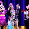 Carolinie Figueiredo levou os filhos Theo, de 1 ano e 5 meses, e Bruna Luz, de 4 anos, ao musical 'Disney Live! O Caminho Mágico de Mickey & Minnie'
