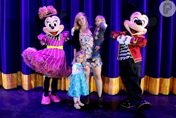 Carolinie Figueiredo levou os filhos Theo, de 1 ano e 5 meses, e Bruna Luz, de 4 anos, ao musical 'Disney Live! O Caminho Mágico de Mickey & Minnie'