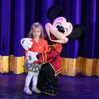 Eva, filha de Luciano Huck e Angélica, tira fotos com Mickey e Minnie em musical