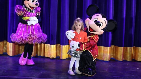 Eva, filha de Luciano Huck e Angélica, tira fotos com Mickey e Minnie em musical