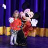 Eva exibiu toda sua fofura ao escolher um casaquinho vermelho e saia estampada na estreia do musical 'Disney Live! O Caminho Mágico de Mickey & Minnie'