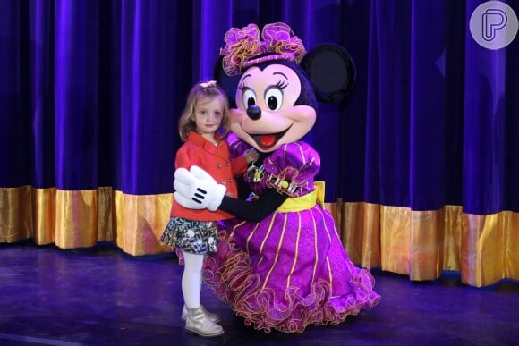 Eva, de 2 anos, também posou para fotos com Minnie