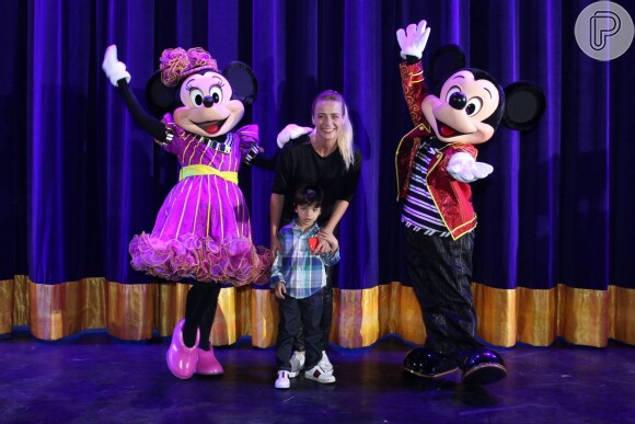 Juliana Silveira foi acompanhada do filho, Bento, de 4 anos, ao musical 'Disney Live! O Caminho Mágico de Mickey & Minnie'